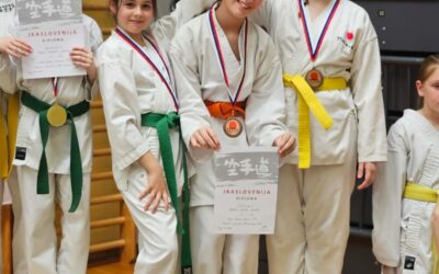 Lara Naia in Elena uspešni na državnem prvenstvu v karateju